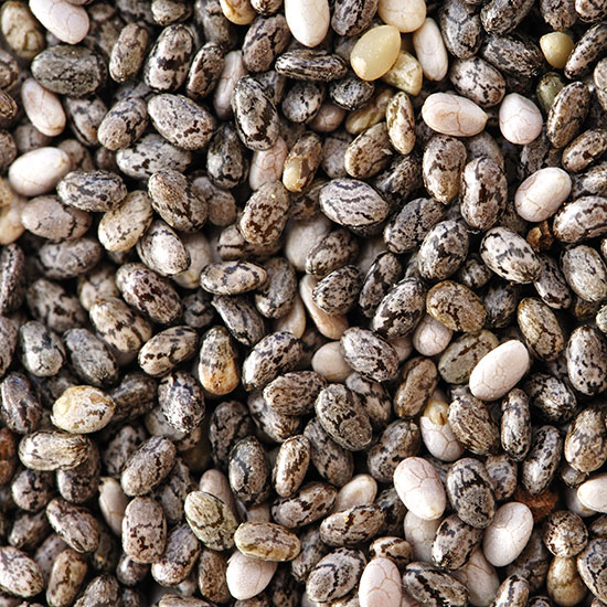 Chia Chia Samen, reich an Ballaststoffen und Omega-3-Fettsäuren.